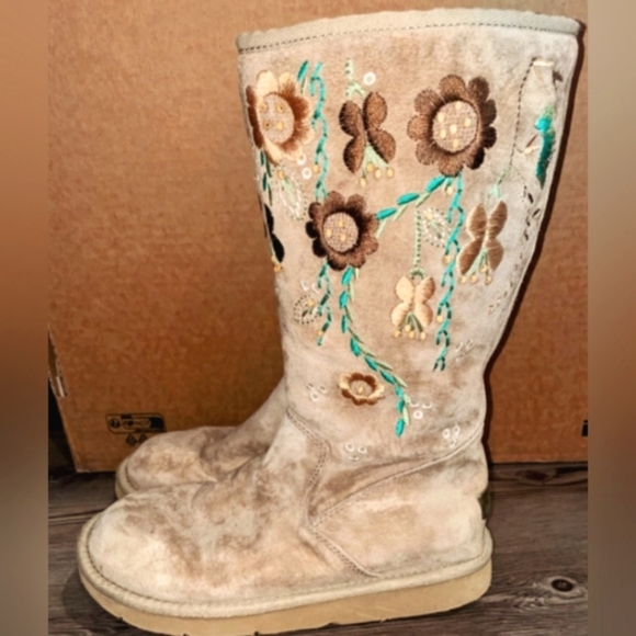 RARE! UGG Leather Cosita Tan Shearling Embroidery Floral Beads Knee Boots - Picture 9 of 12